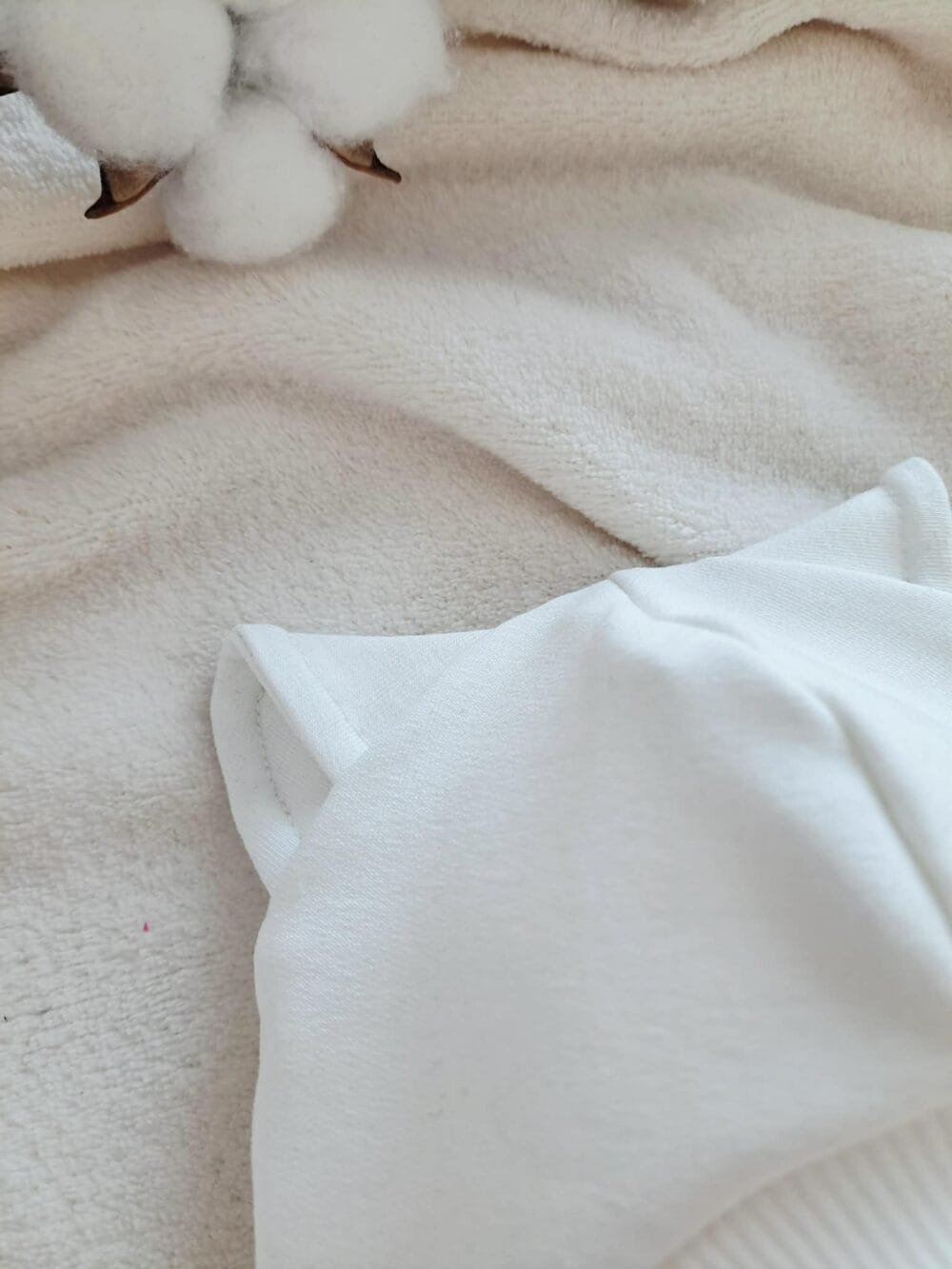 Baltos spalvos šalmukas ,,Katinukas’’