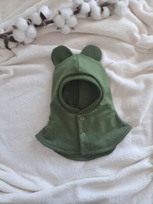 Chaki spalvos šalmukas su ausytėmis