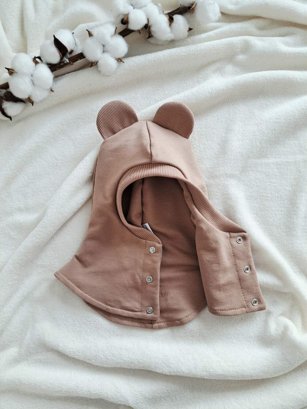 att.vkL5GT-25gCPyRiM36f3NJ8m-0f23gSskn36NgT7iuo Kakavinės spalvos šalmukas su ausytėmis