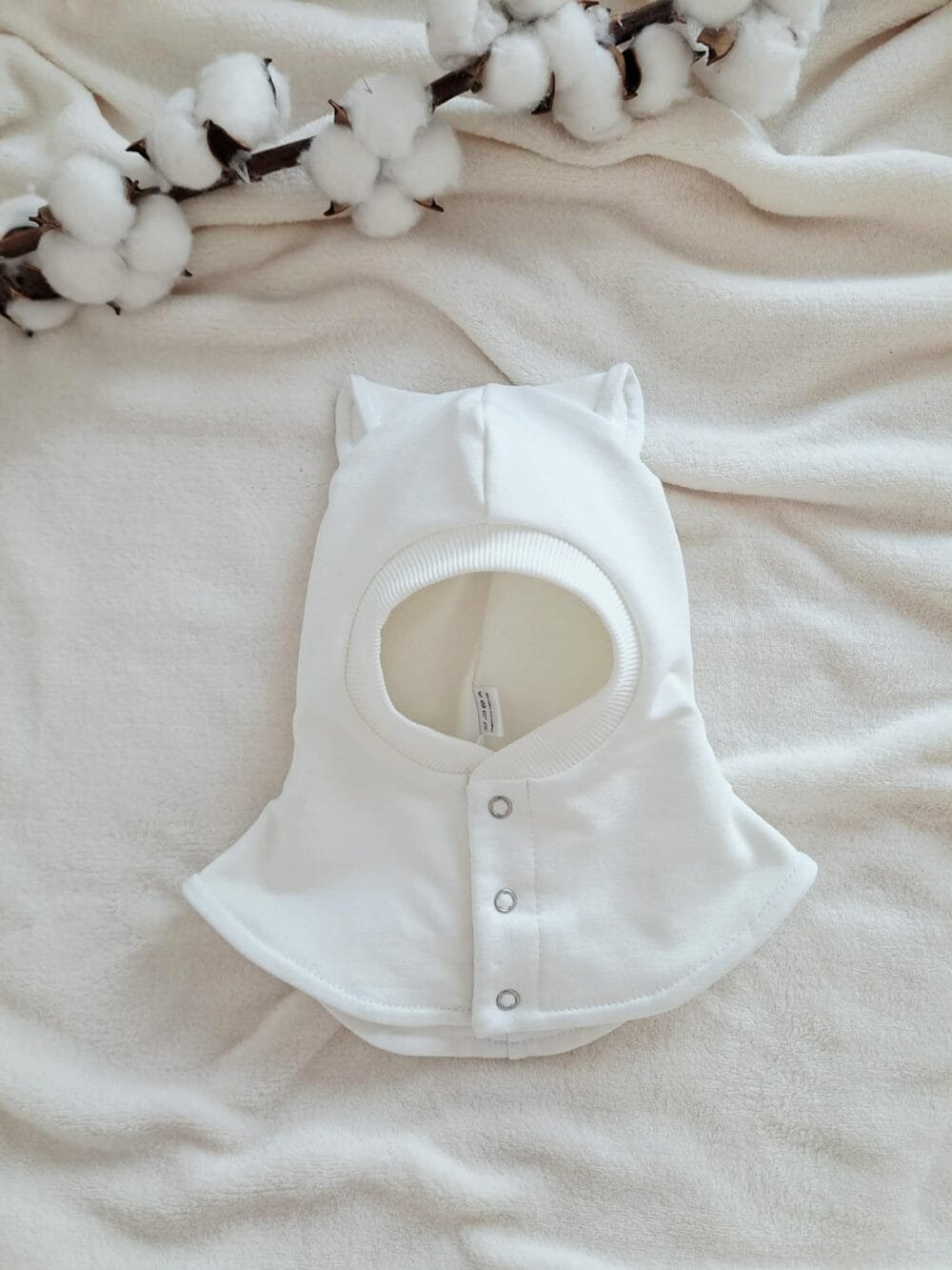 Baltos spalvos šalmukas ,,Katinukas’’