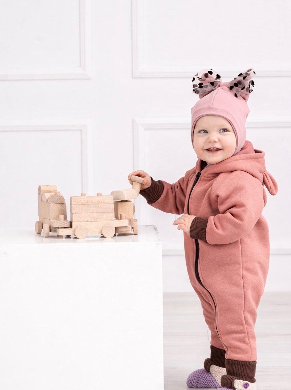 Rankų darbo pelenų rožės spalvos romperiukas